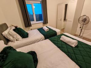 Garland Modern 4 Bedroom House with Garden & Parking