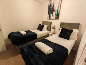 Garland Modern 4 Bedroom House with Garden & Parking