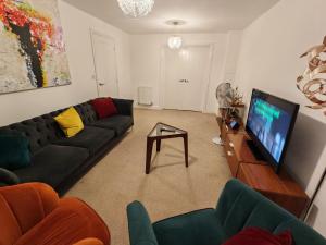 Garland Modern 4 Bedroom House with Garden & Parking