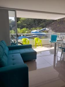 Agradable y confortable apto vacacional en Santa Fé de Antioquia-Colombia dentro de condominio con piscina, tobogán, zonas recreativas, jardines y espectacular vista