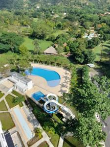 Agradable y confortable apto vacacional en Santa Fé de Antioquia-Colombia dentro de condominio con piscina, tobogán, zonas recreativas, jardines y espectacular vista