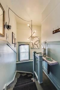 Edgewater Andersonville-area Apt Close to Loyola Lake EZ Parking