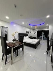 Sheryll Escapes - Kandi White, studio with smoking balcony with Housekeeping