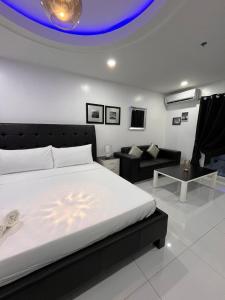 Sheryll Escapes - Kandi White, studio with smoking balcony with Housekeeping