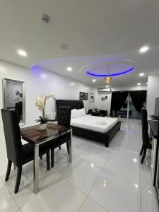 Sheryll Escapes - Kandi White, studio with smoking balcony with Housekeeping