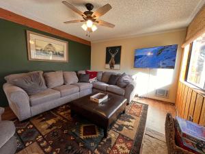 Cozy 2 Bedroom Condo with View of Mtn 10 min Walk 2 Slopes