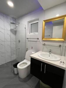 Sheryll Escapes - Kandi White Studio with balcony Housekeeping & Wi-Fi!