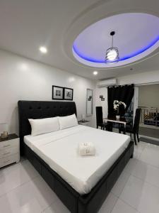 Sheryll Escapes - Kandi White Studio with balcony Housekeeping & Wi-Fi!