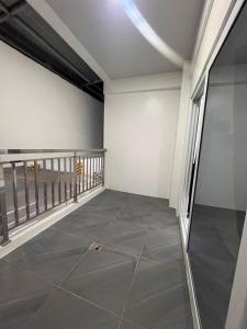 Sheryll Escapes - Kandi White Studio with balcony Housekeeping & Wi-Fi!