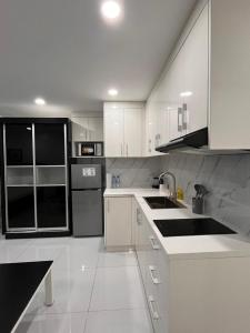 Sheryll Escapes - Kandi White Studio with balcony Housekeeping & Wi-Fi!