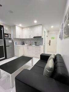 Sheryll Escapes - Kandi White Studio with balcony Housekeeping & Wi-Fi!