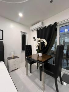 Sheryll Escapes - Kandi White Studio with balcony Housekeeping & Wi-Fi!