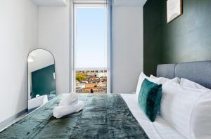 Luxury Penthouse with 3 Bedrooms, Pool Table and Parking in the City