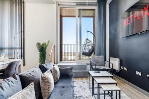 Luxury Penthouse with 3 Bedrooms, Pool Table and Parking in the City