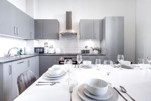 Luxury Penthouse with 3 Bedrooms, Pool Table and Parking in the City