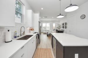 Stylish & Spacious 3BR Gem With Hot tub Near Downtown