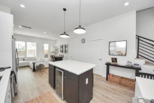 Stylish & Spacious 3BR Gem With Hot tub Near Downtown