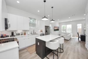 Stylish & Spacious 3BR Gem With Hot tub Near Downtown
