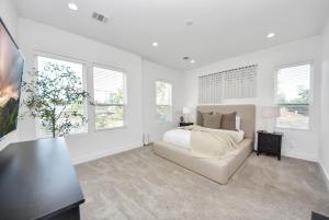 Stylish & Spacious 3BR Gem With Hot tub Near Downtown