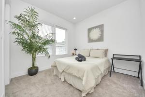 Stylish & Spacious 3BR Gem With Hot tub Near Downtown