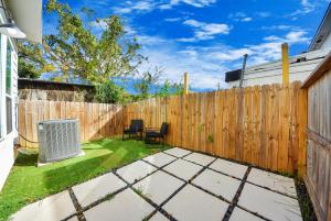 The Margarita House - Modern 3BR Near Downtown