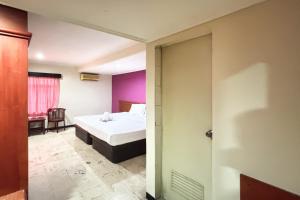 Hotel Pasar Besar RedPartner near Tugu Pahlawan