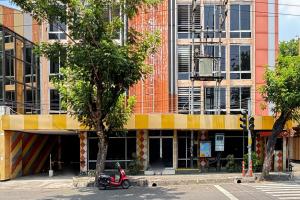 Hotel Pasar Besar RedPartner near Tugu Pahlawan