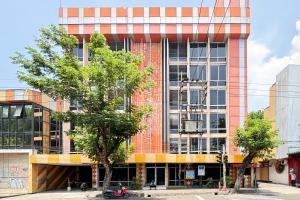 Hotel Pasar Besar RedPartner near Tugu Pahlawan