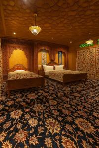Young Bombay Premium Heritage Houseboat