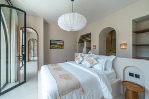 Villa Padang Senang - Tropical Luxe 3BR, Short Walk to the Beach