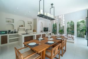 Villa Padang Senang - Tropical Luxe 3BR, Short Walk to the Beach