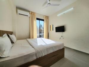 Tropical 1BHK Modern Apartment with Pool, Balcony - 5 Minutes to Candolim Beach