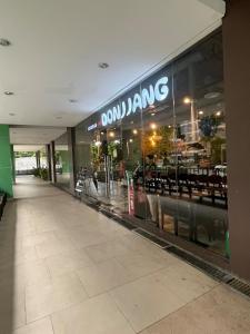 Cebu IT Park Stay Cozy Condo with Netflix, WiFi & Pool View