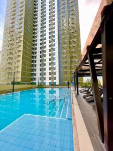 Cebu IT Park Stay Cozy Condo with Netflix, WiFi & Pool View