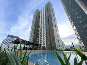 Cebu IT Park Stay Cozy Condo with Netflix, WiFi & Pool View