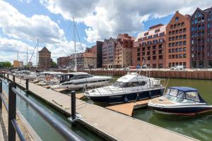 Nowoczesne Studio dla Dwojga, Balkon z Widokiem na Marinę by Noclegi Renters