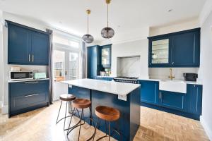 Chic House With Free Parking and Private Backyard