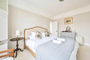 Chic House With Free Parking and Private Backyard