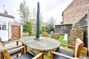 Chic House With Free Parking and Private Backyard