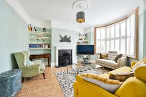 Chic House With Free Parking and Private Backyard