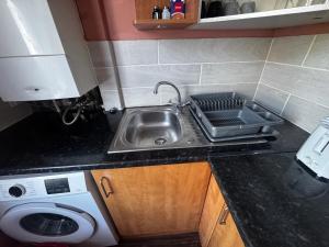 4BR Home near Airport & City Centre Free Parking