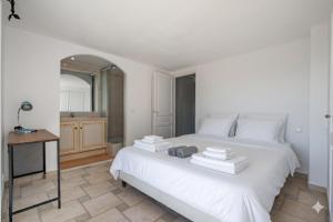 Apartment with pool near the golf course