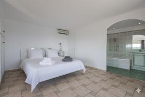 Apartment with pool near the golf course