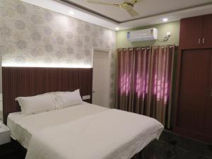 Naayab Suites -1BHK, 2BHK Service Apartment in Hebbal