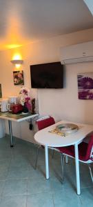 Joli studio clim au calme jardin 200 m plages
