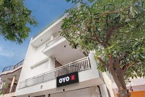 Hotel O PYRENEES HOME STAY Fatehadbad metro station