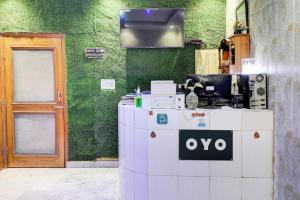 Hotel O PYRENEES HOME STAY Fatehadbad metro station