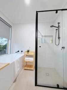 Family & Pet-Friendly 4BR Home Freshly Renovated near Transport & Malls