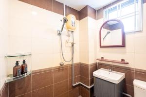 Charming OUG Bungalow 6BR Cozy Family Escape plus Baby Cot