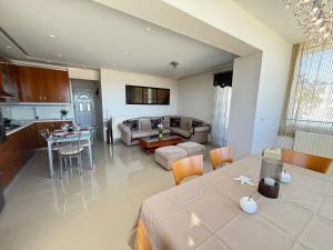 Annas Seaside Apartment - In front of the beach